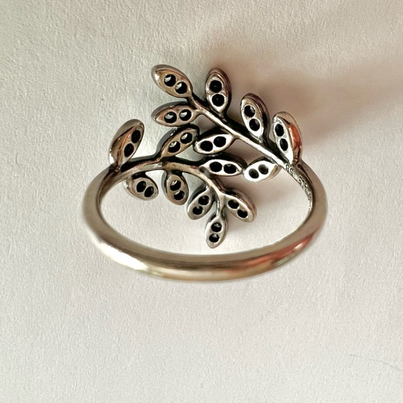Pandora Sparkling leaves ring collectible - Picture 8 of 12
